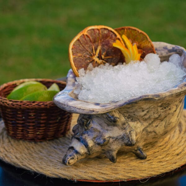 vaso-tiki-caracola-de-mar-gris