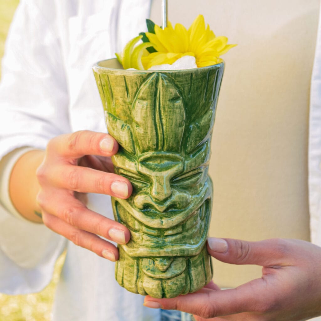 vaso-tiki-hono-verde-manos