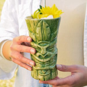 vaso-tiki-hono-verde-manos