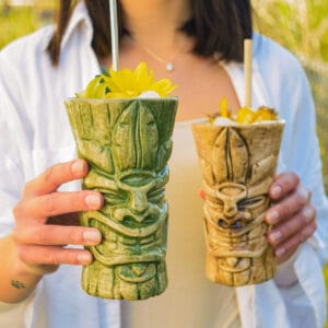 vaso-tiki-hono-verde-manos3