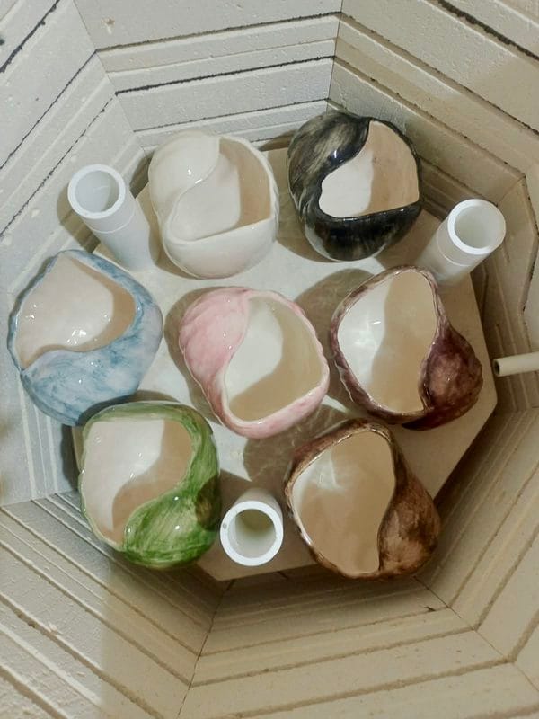 Piezas de cerámica Sikana en el taller