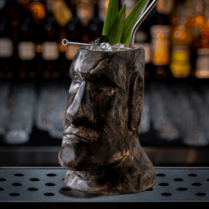 vaso-tiki-moai-gris-trago2 vaso-tiki-moai-gris-trago2