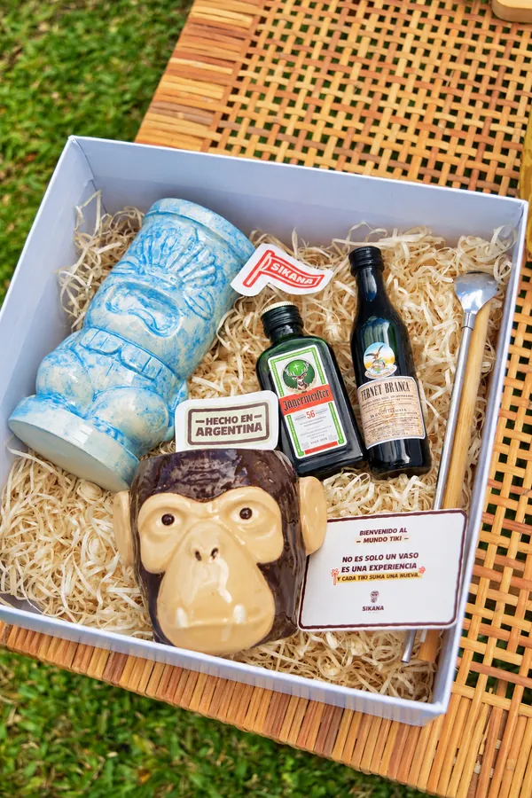 Box de regalo Sikana con vaso tiki pintado a mano, bebidas y accesorios